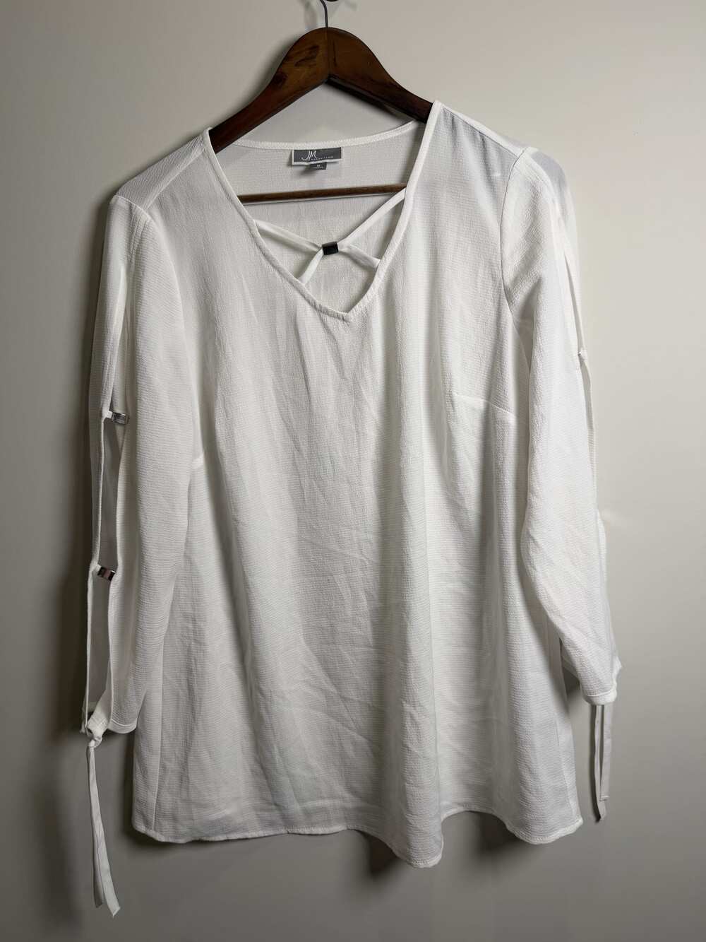 JM Collection Women's White Long-Sleeve V-Neck Blouse, Size M